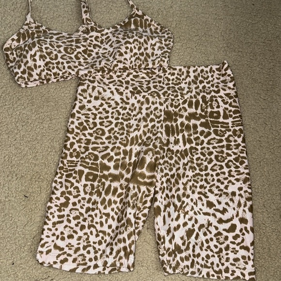 Cheetah workout set! - Picture 2 of 7